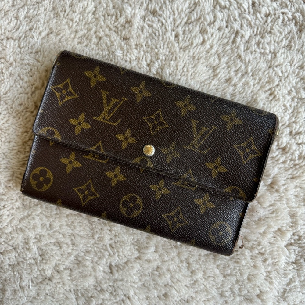 Louis vuitton monogram wallet / clutch